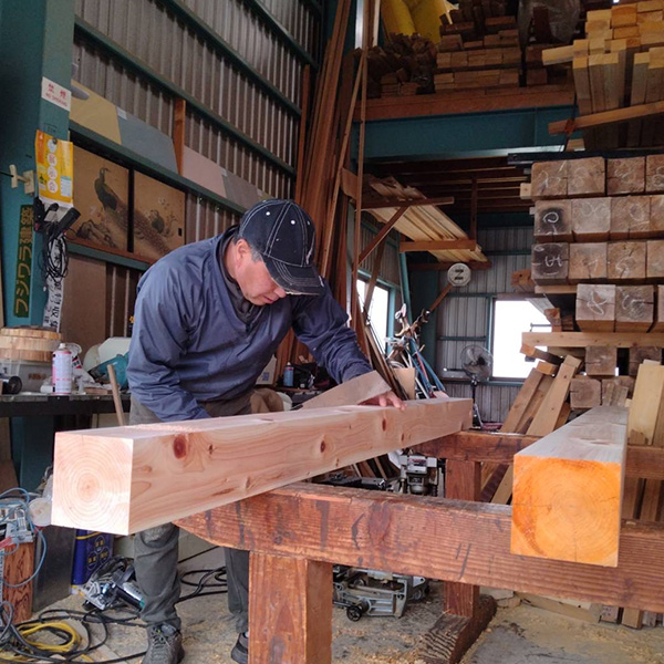 作業するフジワラ工務店