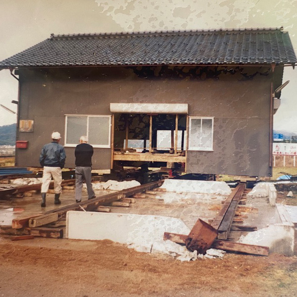 古い家屋を修理する